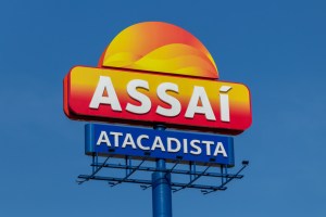 Foto de placa com logo da Assaí