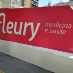 Placa de laboratório do Fleury, com foco no logo