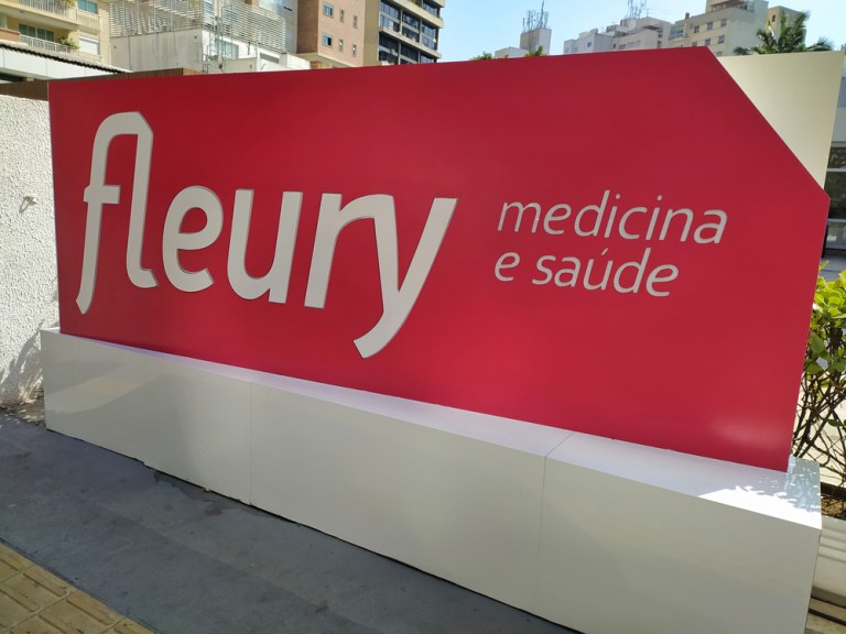 Placa de laboratório do Fleury, com foco no logo