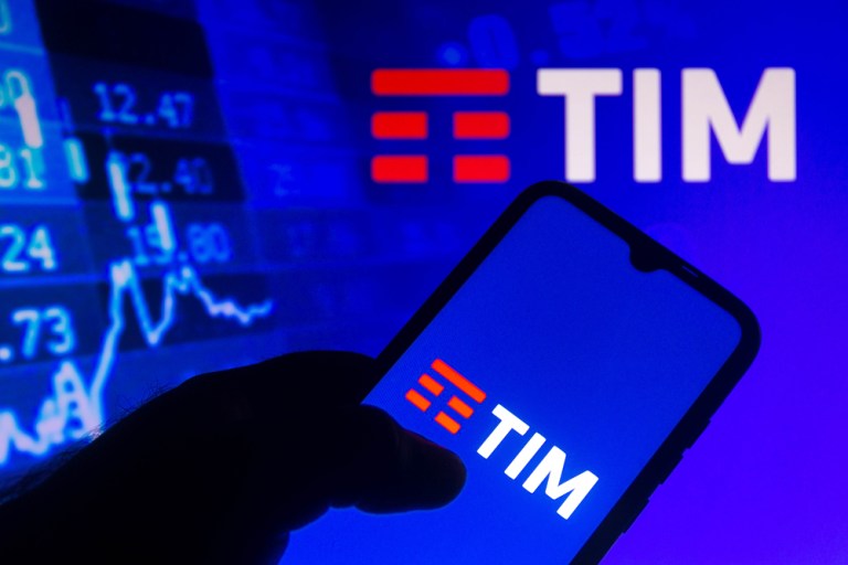 ilustração com telefone celular e logotipo da TIM