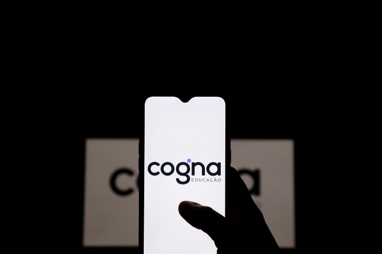 Celular com logo da Cogna