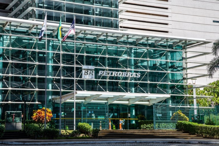 Fachada de vidro com o nome da Petrobras