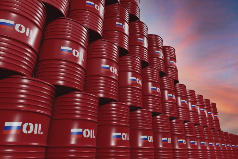 Barris de petróleo com a bandeira da Rússia