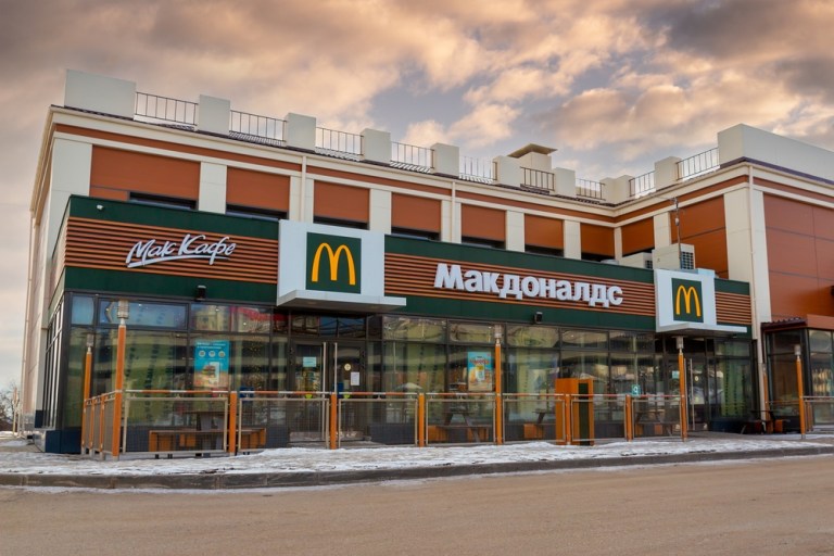 fachada de restaurante do McDonald's na Rússia