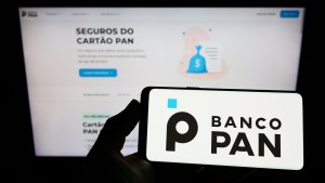 Celular com logo do Banco Pan