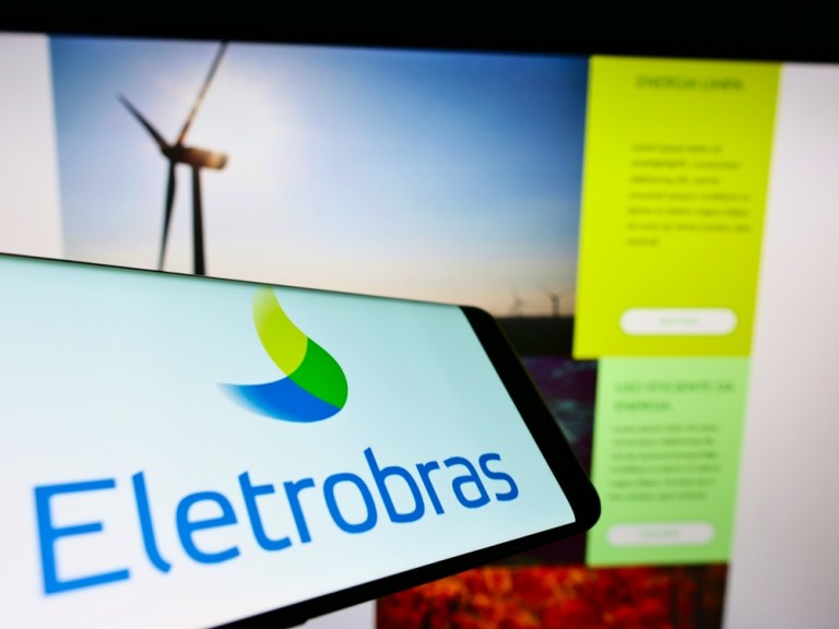 logotipo da Eletrobras junto a imagem de turbina eólica