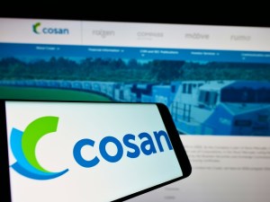 Imagem de celular com logo da Cosan