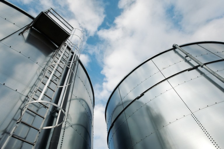 Foto de silos de armazenamento de óleo