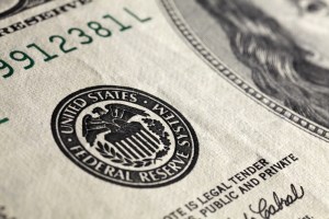 detalhe de inscrição de nota de dólar americano com o brasão do Federal Reserve