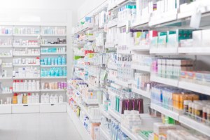 Foto de interior de farmácia, com estantes com medicamentos