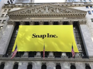 Foto de banner da Snap em frente ao prédio da Bolsa de valores de Nova York