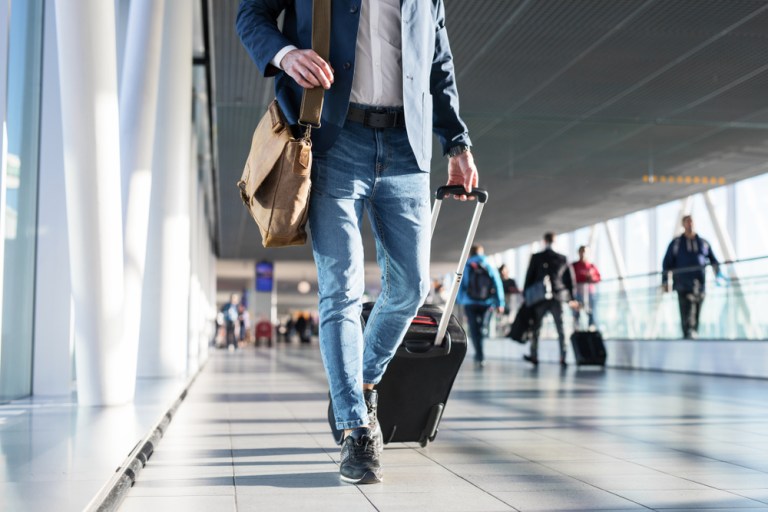 homem com mala de bagagem em aeroporto