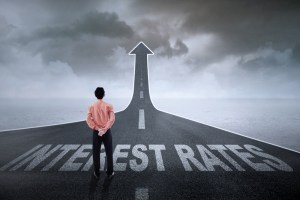 Investidor observa taxa de juros subindo