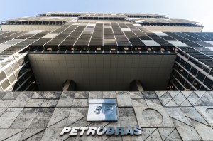 Fachada de edifício com o logotipo da Petrobras