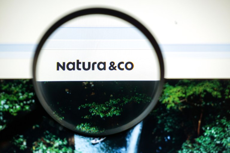Mesmo no topo dos mercados em que atua, a Natura (NTCO3) não enxergou saída para enfrentar o cenário a não ser um enxugamento.