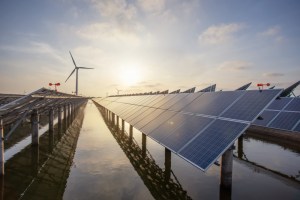 painéis de energia solar e turbina eólica de geração de energia elétrica