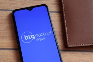 Celular com logotipo do banco BTG Pactual