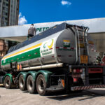 Caminhão-tanque em posto de gasolina da Petrobras