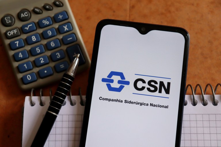 Celular com o logo da CSN Mineração