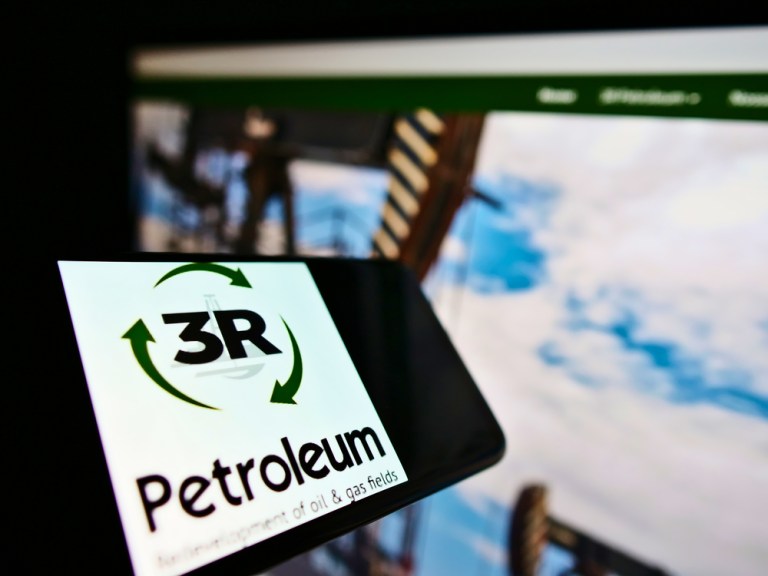 Celular com logo da 3R Petroleum