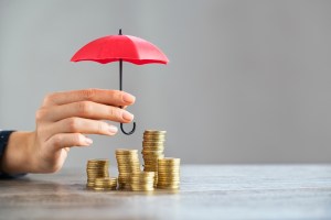 guarda-chuva protegendo investimentos na matéria bolsa com proteção