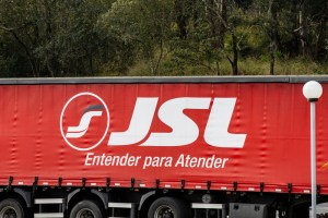 Caminhão com logotipo da JSL