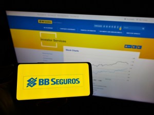 Celular com logo do BB Seguridade