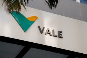 Foto de fachada de prédio da Vale, com foco no logo
