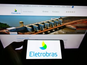 Celular com imagem da Eletrobras oferta ações