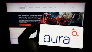 Celular com logo da Aura Minerals
