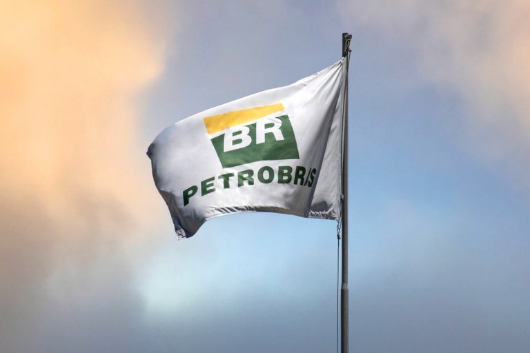 Bandeira com o logo da Petrobras