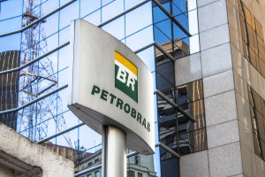 Prédio com placa da Petrobras matéria dividendos