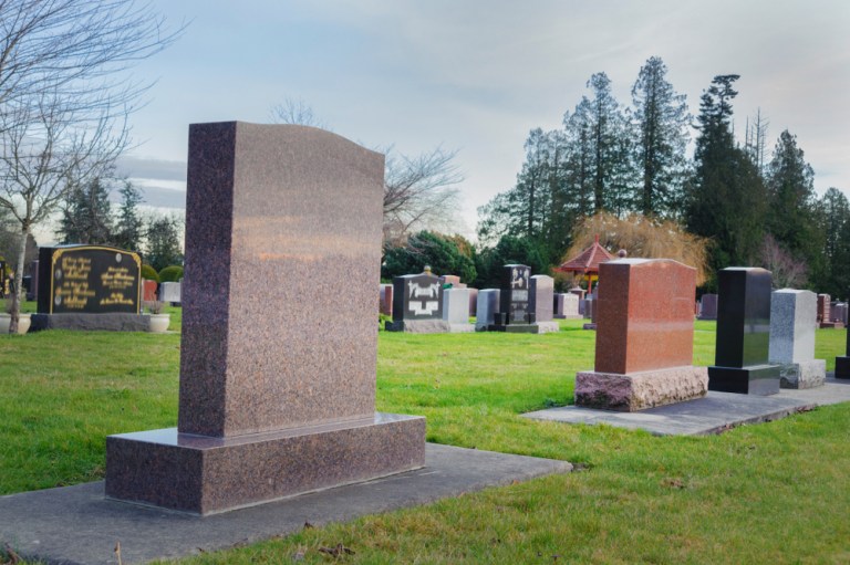 Imagem de lápides de cemitério