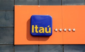 Logo do Itaú em fachada