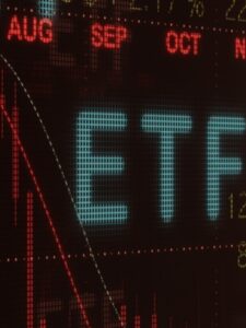 Quadro com números em vermelho e a sigla ETF