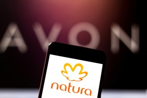 Celular com logo da Natura