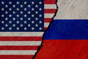 montagem com bandeiras dos EUA e da Rússia