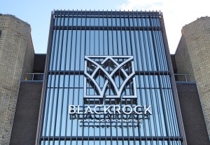 Foto em close de prédio da BlackRock, com foco em placa com logo