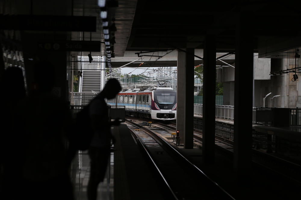 Foto de trem urbano operado pela CCR se aproximando da estação, com uma pessoa esperando