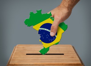 mapa do Brasil inserido na urna para falar sobre eleição