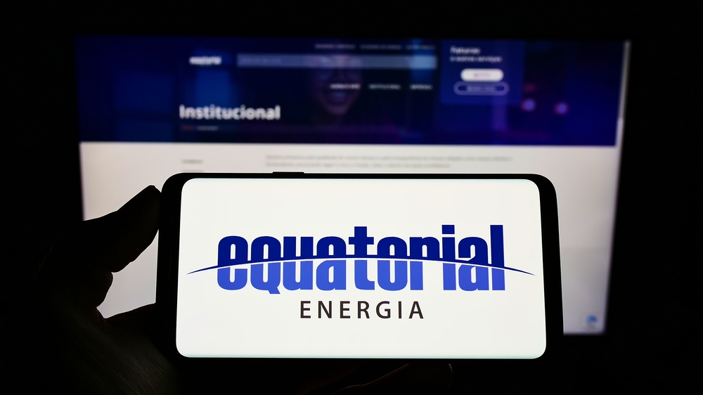 tela de celular exibe o logotipo da Equatorial