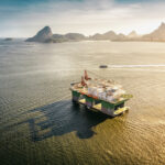 Plataforma de extração de petróleo na costa brasileira