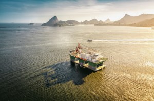 Plataforma de extração de petróleo na costa brasileira