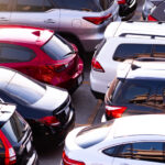 Veículos estacionados em um pátio Movida MOVI3