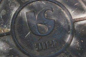 Tampa de bueiro com o logo da Sabesp