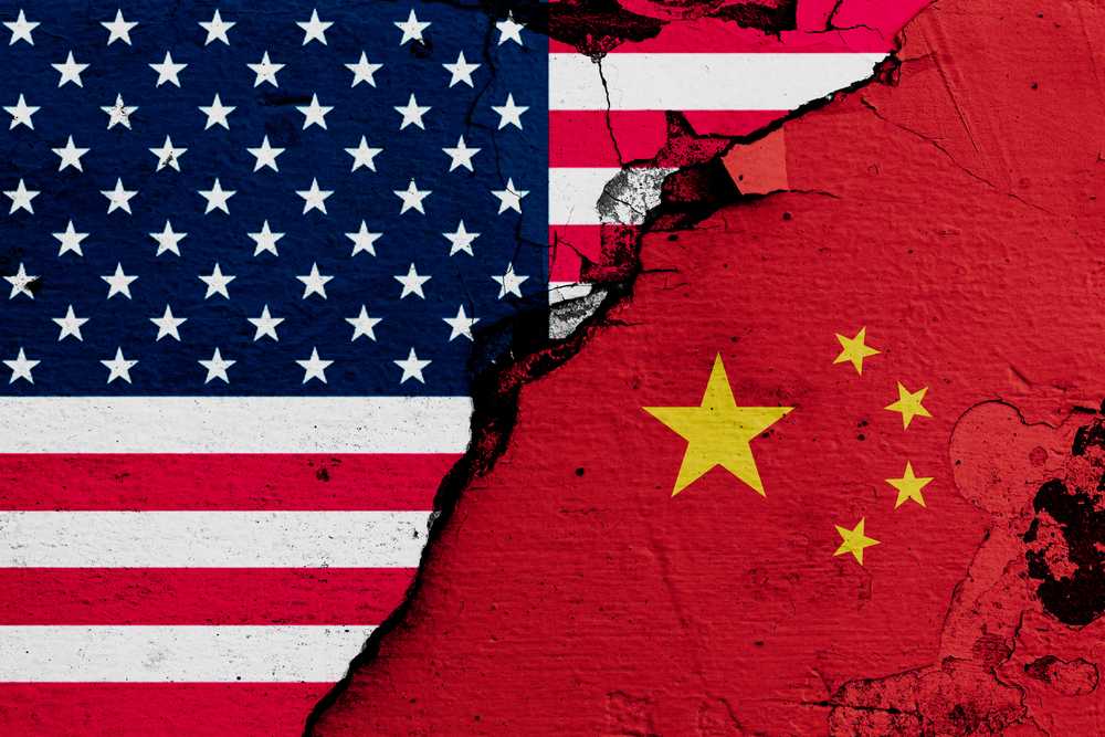 ilustração com bandeiras da China e dos Estados Unidos