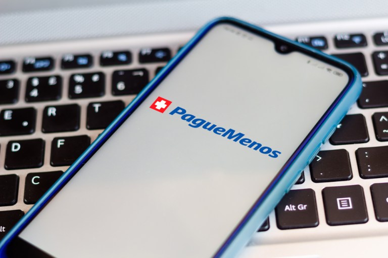 tela de celular com o logotipo da rede de farmácias Pague Menos