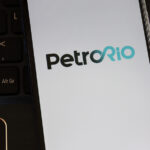 Celular com o logotipo da PetroRio