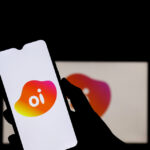 Celular com logo da Oi