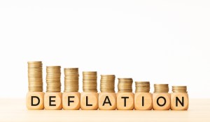 Pilha de moedas ilustrando queda da inflação